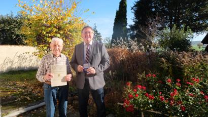 Bild: Stefanie Gradl
Bürgermeister Hans-Martin Schertl überreicht dem Jubilar Josef Wiesmeth (links) die Landkreismedaille in Bronze.