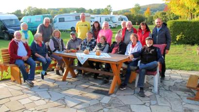 Bild: fjo
Für die beständige Treue zum Trägerhof dankt Bürgermeister Markus Bauriedl (stehend, rechts) der agilen Gemeinschaft aus alleine reisenden Wohnmobil-Besitzern.
