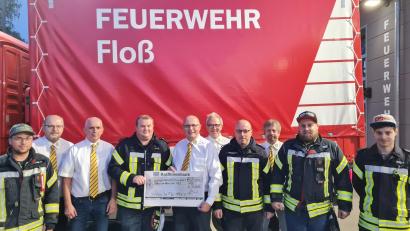 Bild: Maximilian Zuber/exb
Erster Präsident Alexander Mutterer (Fünfter von links) übergibt den Spendenscheck über 2500 Euro an Kommandant Felix Müller (Vierter von links).
