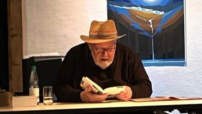 Bild: Lauth/exb
Hans G. Lauth hat seine Familiengeschichte aufgeschrieben und als Buch drucken lassen. Im Kunsthaus las er einem interessierten Zuhörerkreis daraus vor.