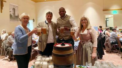 Bild: mor
„Ozapft is“: CSU-Ortsvorsitzende Anita Hessler (von rechts) Oberst Kevin Poole, Bürgermeister Edgar Knobloch und Anita Stauber stoßen nach dem Anzapfen des ersten Zoigl-Bierfassen auf eine gelungene Kirwa an.
