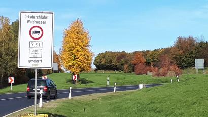 Bild: pz
Weiträumig beschildert ist das Lkw-Durchfahrtsverbot in Waldsassen, wie etwa aus Richtung Mitterteich vor der Einmündung in die Bundesstraße 299. Jetzt hat die Stadtverwaltung Waldsassen beantragt, dass die Regelung ein weiteres Mal verlängert wird.