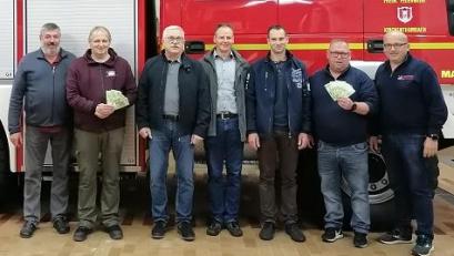 Bild: lep
Mit großer Freude und Dank nahmen Michael Sporrer („Hilfe für Anja“, Zweiter von links) und Feuerwehrkommandant Torsten Goss (Zweiter von rechts) aus den Händen von Kassier Reinhard Schneider und Jagdvorsteher Christian Pschierer (Dritter und Vierter von links) jeweils 500 Euro Spende entgegen. Mit im Bild Josef Schreglmann (links) und Josef Ritter (Fünfter von links) von der Jagdgenossenschaft sowie Ludwig Lindner (rechts) Vorstand der Feuerwehr.