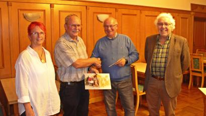 Bild: Julia Böhm/exb
Nachrückerin Barbara Krauthahn (von links), FWB-Vorsitzender Wolfgang Graser und Stadtrat Richard Waldmann danken Stadtrat-Ausscheider Eckhard Bodner (Dritter von links).