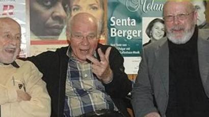 Bild: Kunz
Ralf Wolter (Mitte) fühlt sich im "Theaterstüberl" neben seinem Schauspielerkollegen Wolfgang Spier (links) und Hubert Schlegl von der "Kleinen Bühne" pudelwohl.