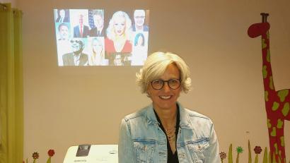 Bild: jzk
Dr. Melanie Wolters vor einer Collage mit Prominenten, die im Lauf ihres Lebens eine hohe Resilienz gezeigt hätten.