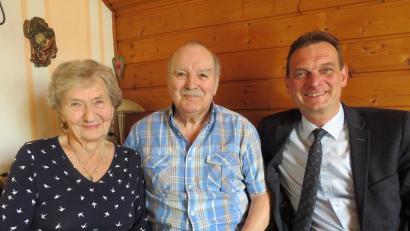 Bild: adj
Mit Freude nimmt Hans Pöll mit Ehefrau die Glückwünsche zum 85. Geburtstag von Bürgermeister Ernst Schicketanz entgegen.