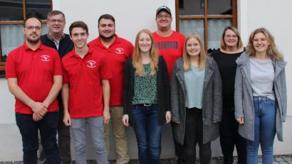 Bild: bjo
Einen neuen Vorstand wählt das Faschingskomitee Schmidmühlen mit Präsident Fabian Simon (Vierter von links) an der Spitze. Bürgermeister Peter Braun (Zweiter von links) gratuliert.