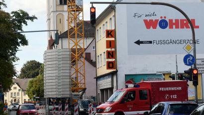 Bild: Gabi Schönberger
Die Bürgermeister-Prechtl-Straße in Weiden wird noch länger nur einspurig befahrbar sein. Der Verkehr wird stadteinwärts über die Luitpoldstraße umgeleitet. Das sorgt für ein erhöhtes Verkehrsaufkommen in den Nebenstraßen.