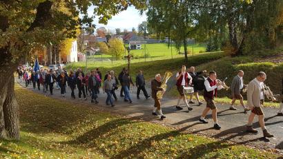 Bild: gi
Bei herrlichen und sonnigen Herbstwetter zogen die Vereine mit der Moosbacher Blasmusik von der Pfarrkirche zur Wallfahrtskirche dem „Gegeißelten Heiland“ und zurück.