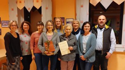 Bild: Bianca Gietl/exb
Evelyn Reis, Kathrin Schönl, Stefanie Schirdewahn, Renate Heitzer, Michaela Reitinger, Herta Schlosser, Ulrike Haider, Ingrid Gradl und Pfarrer Hans Spitzhirn (von links) zeigt das Bild nach der Neuwahl und Ehrung.