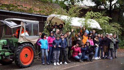 Bild: bkr
In ihrem Kirwawagen waren zumindest die darin Sitzenden von den kleinen Regenschauern des Tages verschont. Platz allerdings hatte nur die wenigsten.