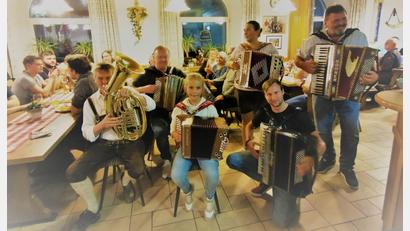 Bild: gz
Die leidenschaftlichen Musiker Roland Hansl, Fabian Wild, Laura Roth, Teresa Zinkl, Markus Maier und Manfred Wild sorgen zur Kirwa für beste Unterhaltung.