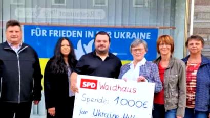 Bild: fjo
Gemeinsam mit Margret Schneider und Margit Kirzinger überreicht Imrgard Botha an Tobias Hackbarth (von rechts) den Spendenscheck über 1000 Euro aus Waidhaus.