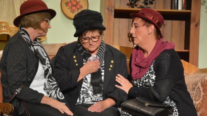 Bild: jr
Die trauernden Witwen (von links) Konny Flügel, Angelika Protschky und Astrid Neugirg.
