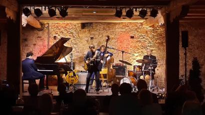 Bild: rha
Mit zeitlos swingendem Jazz, beseeltem Blues und rasantem Bebop begeistern Jazzgitarrist Philipp Stauber (Mitte) und sein Quartett im Kulturkasten auf Burg Dagestein.
