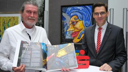 Bild: Hirsch
Sparkassen-Vorstand Bernd Rees (rechts) und Künstler Georg Scheuerer (links) eröffneten die Ausstellung "Fratzn und Grantler", zu der auch das Bildnis eines mittelalterlichen Pflegherrn (Hintergrund) gehört, das Georg Scheuerer "meine Mona Lisa" nennt.