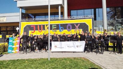 Bild: njn
Die Jukebox machte allen beteiligten Musikern jede Menge Spaß. Am kommenden Samstag folgt das "Blitzkonzert" in der Schulaula.
