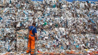 Symbolbild: Patrick Pleul/dpa
Was zunächst nach Müll aussieht, ist Recyclingpapier. Auch die Stadt Weiden verbraucht hauptsächlich Altpapier mit dem Siegel "Blauer Engel".