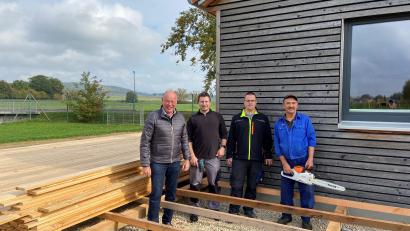 Bild: Georg Fruth/exb
Bürgermeister Roland Strehl mit den Vorsitzenden der Dorfgemeinschaft Moos, Florian Fischer, Daniel Pohl und Georg Horst (von links) bei den Arbeiten für die neue Holzterrasse am Dorfhaus in Moos.