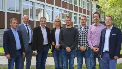 Bild: BSZ Marktredwitz-Wunsiedel/exb
Auf die Zusammenarbeit am BSZ freuen sich (von links) Norbert Küffner, Michael Schmidt, Frank Eckstein, Pamela Fennerl, Andreas Meyer, Jonas Browa, David Schmidt und Peter Braune.