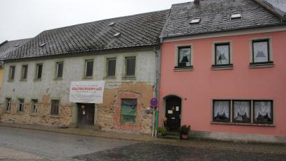 Bild: kro
Für dieses Gebäude in der Bischof-Senestrey-Straße in Bärnau sollen im kommenden Jahr noch einmal 1,4 Millionen Euro investiert werden.