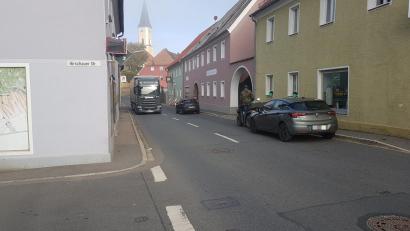 Bild: gi
Die Schaffung eines Zebra-Streifens in der Hauptstraße zwischen der Metzgerei Bock und der gegenüberliegenden Apotheke ist Thema bei den Moosbacher Senioren. Bürgermeister Armin Bulenda will einen neuen Vorstoß wagen.