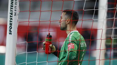 Bild: Daniel Löb/dpa
Der Regensburger Torhüter Dejan Stojanovic machte bei der Niederlage gegen Fortuna Düsseldorf eine unglückliche Figur.