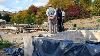 Bild: lue
Lagebesprechung auf der Baustelle: In Bärnau entstehen vier Ferienhäuser, die mit regionalen Materialien, historischen Handwerkstechniken und moderner Bauweise errichtet werden. Zur Finanzierung wollen die Verantwortliche nun Genussrechte in Höhe von 200.000 Euro zusammenbringen.