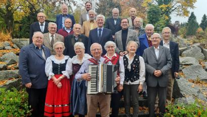Bild: gis
Auf der Festversammlung mit Christian Knauer (zweite Reihe, Dritter von links), Margaretha Michel (vordere Reihe, Dritte von links), Helmut Hempel (vorne, links), Rudolf Kiesewetter (zweite Reihe, Zweiter von links) und Ehrengästen.