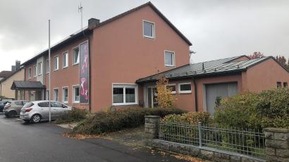 Bild: wro
Der Marktrat Fuchsmühl beschloss die Sanierung des Westgiebels am ehemaligen Rathaus.
