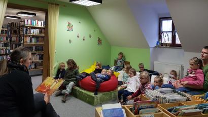 Bild: gi
Aufmerksam lauschen die Kinder der Geschichte vom Eichhörnchen, das den Herbst entdeckt, von der neuen Vorleserin Jessica Krämer.