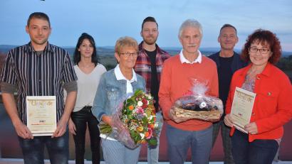 Bild: jr
Jahrzehntelang treue Mitarbeiter ehrte der Malerbetrieb Blechinger. Unser Bild zeigt (von links) Manuel Bassek, Katharina Blechinger, Seniorchefin Jutta Blechinger, Geschäftsführer Ralph Blechinger, Albert Fischer sowie Axel und Jutta Blechinger.