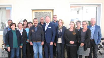 Bild: knh
In ihren Ämtern bestätigt werden Richard Kammerer (Bildmitte) als Vorsitzender, Ulrike Schiller (Bildmitte rechts) als Kassier sowie Evi Jankowsky (vorne links) und Gerhard Seiser (Bildmitte links) als Beisitzer. Katja Nübler und Sonja Oleson (vorne von rechts) halten einen Vortrag über Wohnraumanpassung im Alter.