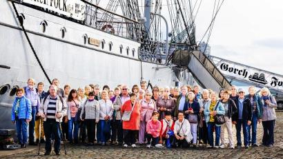 Bild: Ludwig König/exb
Die Reisegruppe kam an der Gorch Fock zum Erinnerungsfoto zusammen.