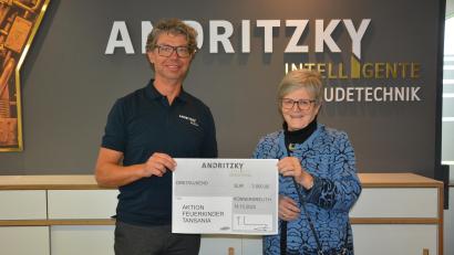 Bild: jr
Peter Andritzky überreichte einen Scheck in Höhe von 3000 Euro an Dr. Annemarie Schraml.