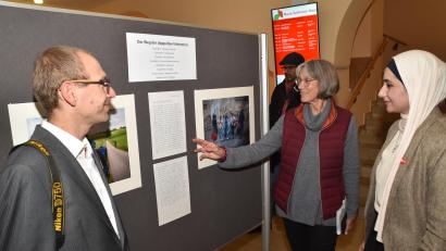 Bild: hcz
Fotos und Texte der Karabu-Gruppe sind im Maria-Seltmann-Haus zu sehen. Hier betrachten (von links) Sebastian Flaschel, Helga Wiesbeck und Ruba Aburas die Werke.