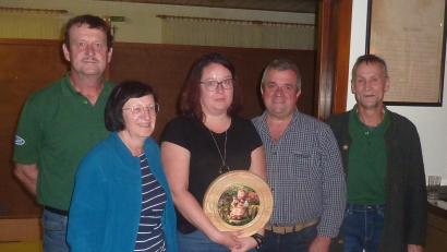 Bild: Schützenverein Reichenstein/exb
Corinna Ebnet (Mitte) gewann die Kirchweihscheibe. Unser Bild zeigt sie mit den Erstplatzierten Günter Wiezorreck (Zweiter von rechts), Helmut Werner (links) und Gitte Wilbanks (Zweite von links). Rechts im Bild zweiter Schützenmeister Michael Knott.