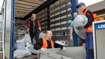 Bild: Gaby Reiml/exb
Helfer der Neunburger Kolpingsfamilie packten beim Entladen eines Sammelfahrzeugs an.