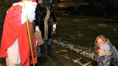 Bild: do
Für die stark nachgefragten Hausbesuche des Hl. Nikolaus erhält die Gemeinschaft Sankt Georg Verstärkung. Pater Johannes Bosco, der neue Eschenbacher Pfarrer, schlüpft in die Rolle des heiligen Nikolaus.