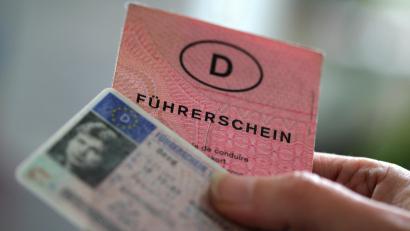Symbolbild: Oliver Berg/dpa
Noch stecken unterschiedliche Führerscheintypen in Geldbeuteln und Handschuhfächern. Das wird sich ändern. Jetzt müssen die Jahrgänge 1959 bis 1964 auf ein EU-einheitliches Format wechseln.