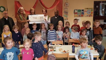 Bild: gri
Spendenübergabe im Kindergarten mit (hinten, von links) Ernst Rupprecht, Johanna Köbler, Maria Walter, Heidi Wagner und Pfarrer Moses Gudapati.