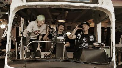 Bild: Lisa Fromm/exb
Seit 15 Jahren sind die Punker von AKD in halb Europa unterwegs. Lukas Fromm (von links), Michael Frank und Jacob Fromm feiern ihr 15-jähriges Bestehen am Samstag, 29. Oktober, mit einem neuen Album im Amberger Trio.