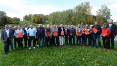 Bild: bey
SPD-Ortsvereinsvorsitzender Georg Zierer jun. (vorne, Dritter von links), MdB Uli Grötsch (hinten, Dritter von links), Bürgermeister Reiner Gäbl (links) und SPD-Kreisvorsitzende Nicole Bäumler (Mitte) ehren die langjährigen Mitglieder.