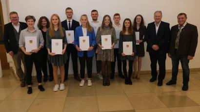 Bild: usc
Diese zehn jungen Leute schlossen ihre Berufsausbildung mit einer Gesamtnote bis 1,5 ab. Dazu gratulierten (links) OB Michael Cerny, Schulleiterin Sabine Fersch (Dritte von rechts), Landrat Richard Reisinger (Zweiter von rechts) und Kreishandwerkermeister Johann Weber (rechts).