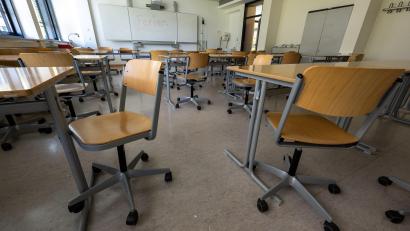 Bild: Peter Kneffel/dpa
Stühle stehen in einem leeren Klassenzimmer. In der Oberpfalz fehlen mindestens 510 Lehrer - über alle Schularten verteilt.