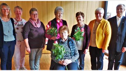 Bild: jml
Der Katholische Deutsche Frauenbund ehrt Anna Janner (sitzend), Inge Jörg und Angelika Amann (dahinter von links) für 50 beziehungsweise 40 Jahre Treue. Pfarrer Varghese Puthenchira (rechts) und Bezirksleiterin Angelika Vogl (Zweite von rechts) gratulieren ebenso wie das KDFB-Führungstrio (von links) Andrea Schwarz, Heidi Bauer und Beate Heumann.