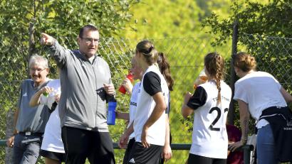 Archivbild: Hubert Ziegler
Theuerns Trainer Bernhard Müller (links) hat im Heimspiel gegen Frensdorf personell wieder mehr Alternativen.