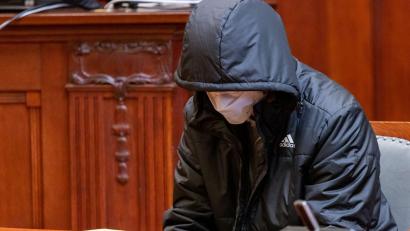 Bild: Daniel Karmann/dpa
Ein angeklagter junger Mann sitzt zum Prozessbeginn im Sitzungssaal im Landgericht.