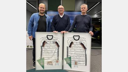 Bild: DFB
Seit 20 Jahren sind Rainer Fachtan und Gerhard Nothhaft (von rechts) für die DFB-Talentförderung unterwegs. DFB-Stützpunktkoordinator Johannes Edererer (links) gratulierte zur Auszeichnung.